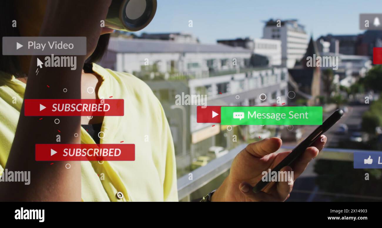 Bild von Social-Media-Ikonen über birassische Frauen mit Smartphone Stockfoto