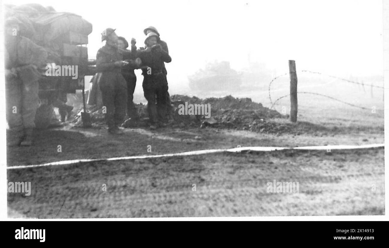 Das 12. Korps der Britischen Armee positioniert Panzer am Rheinufer während der Operationen. Stockfoto