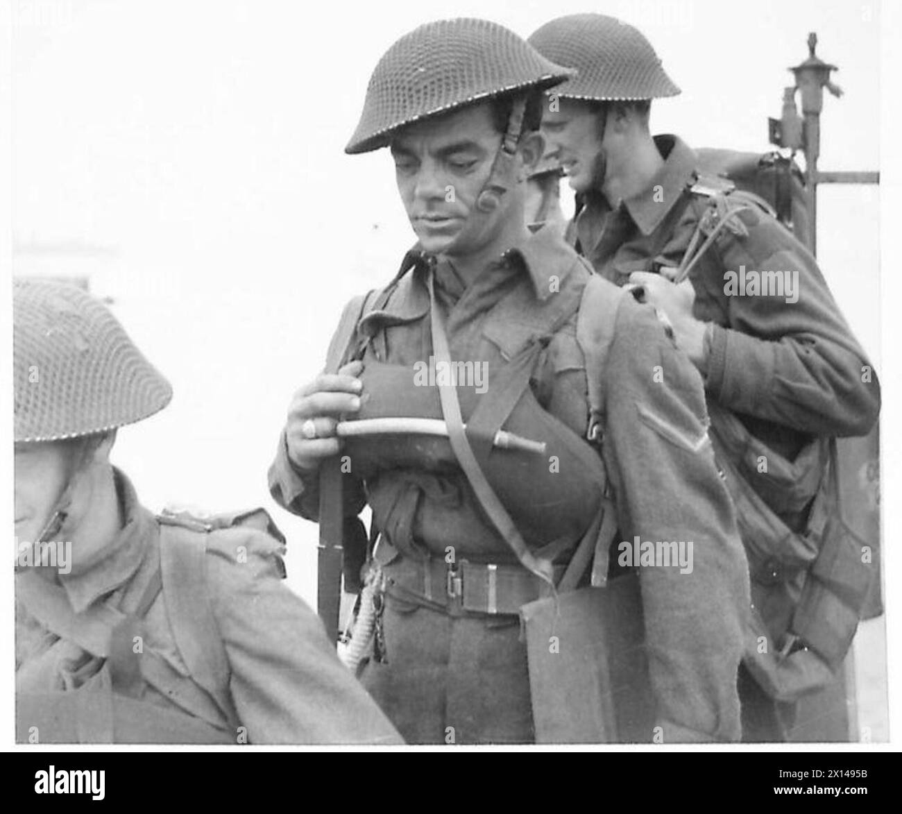 AUSBILDUNG FÜR KOMBINIERTE OPERATIONEN – diese Kanadier tragen die Rettungsgürtel von Mae Wests, während sie sich in Landeboote für die britische Armee begeben Stockfoto