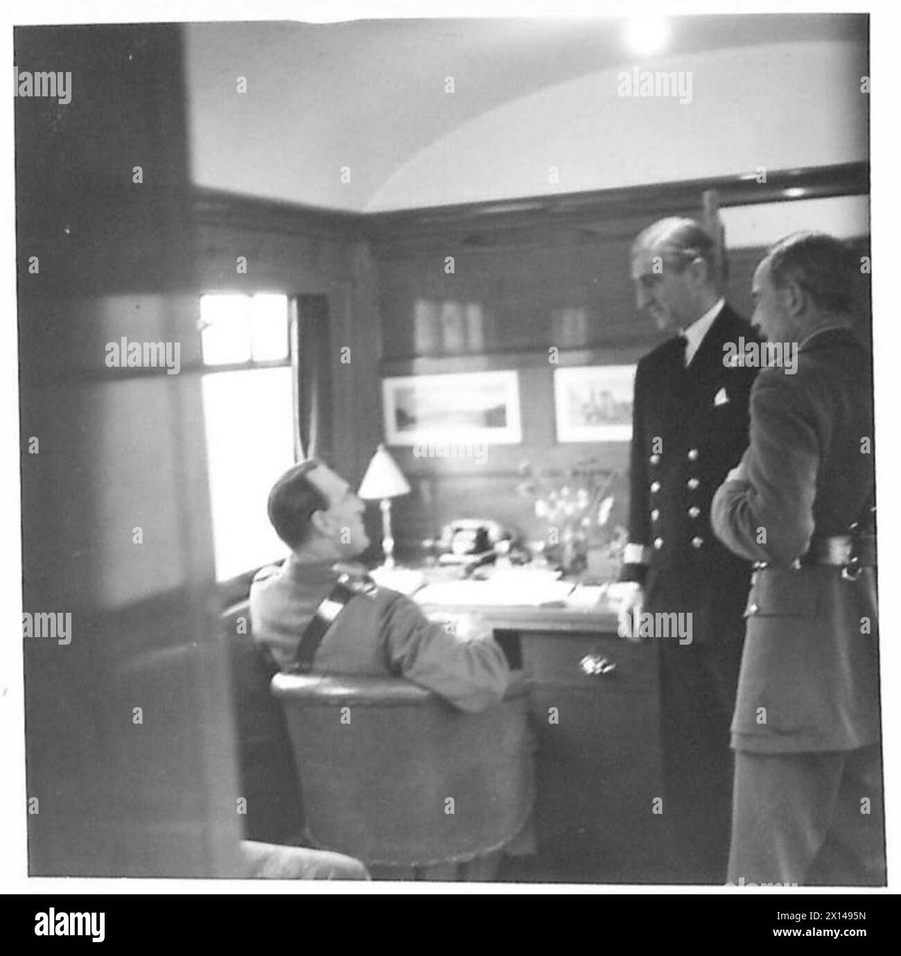 Der Oberbefehlshaber spricht mit Marine- und Militäroffizieren im Saloon seines Sonderzuges British Army und koordiniert Operationen und Strategie. Stockfoto
