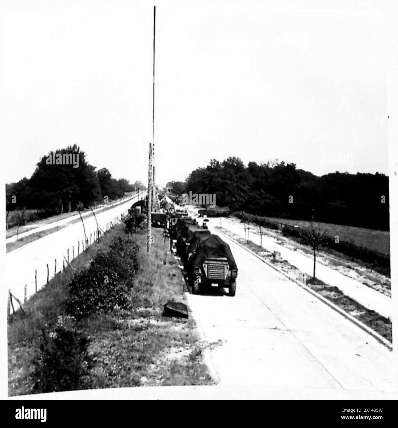 Gepanzerte Autos und Panzer der Nr. 17 A.F.V., die an einem Sondereinsatz der britischen Armee teilnehmen. Stockfoto