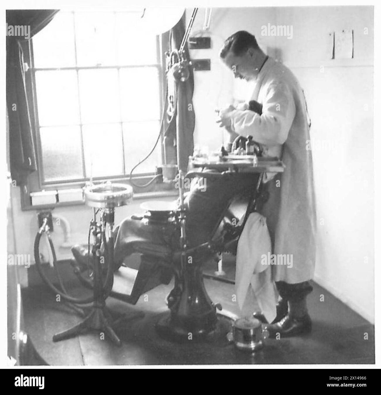 Ein Army Dental Officer bietet Zahnpflege für Militärangehörige, um die Mundgesundheit zu erhalten. Stockfoto