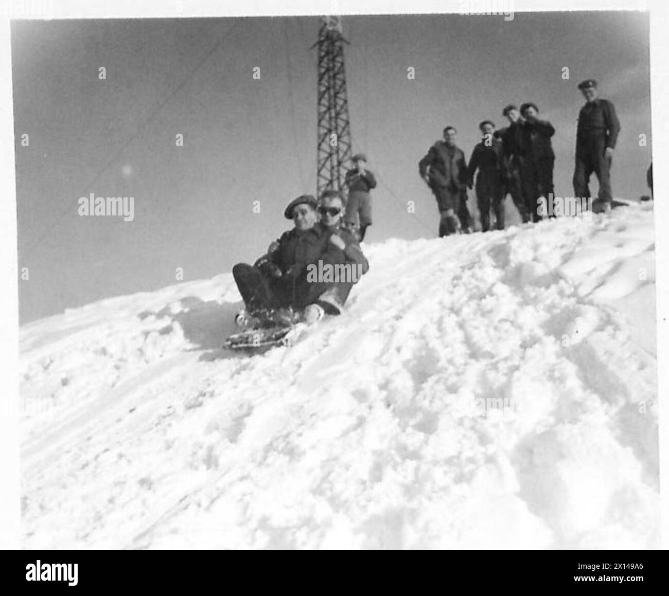 Artilleristen aus Nordengland der 5. Armee testen einen hausgemachten Schlitten an der Front Stockfoto