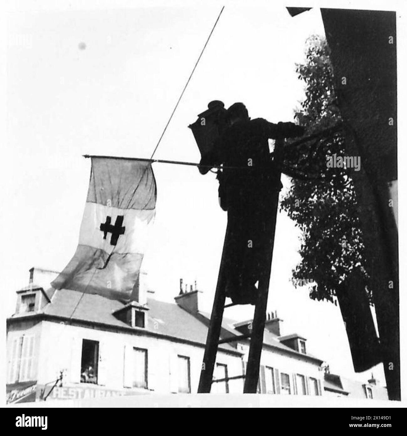 Während der Feierlichkeiten zum Bastille Day hängt die Freifranzösische Flagge in den Straßen von Bayeux, wobei die britische Armee als Teil der 21. Armeegruppe anwesend ist. Stockfoto