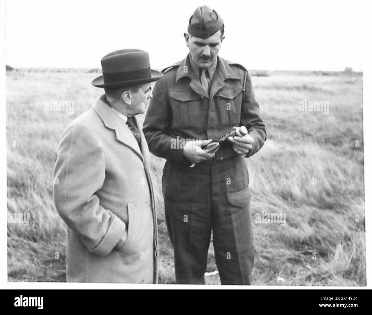 Senor Emilio Delboy aus Peru besucht eine Kampfschule des östlichen Kommandos und beobachtet eine Demonstration einer Miniatur-Mörserbombe. Stockfoto
