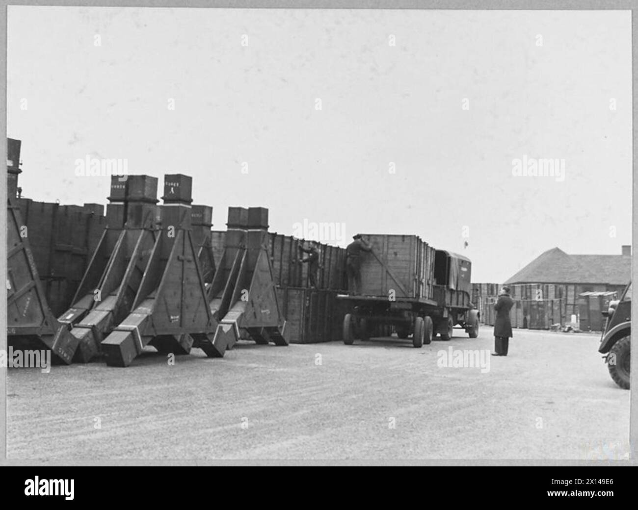 Lagereinrichtung der Royal Air Force mit Triebwerkkomponenten und Luftschrauben zur Unterstützung der Wartung und Reparatur von Flugzeugen. Fotografisches negativ, Royal Air Force. Stockfoto