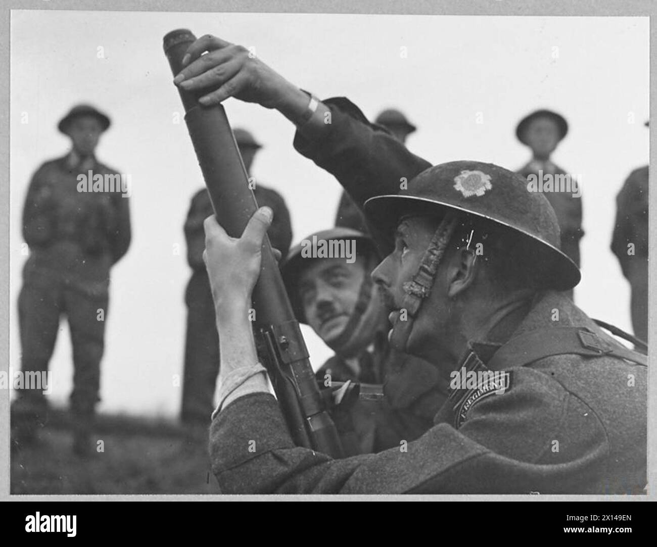 Das RAF-Regiment führt Mörserübungen mit Personal-Handling-Ausrüstung unter Aufsicht durch. Ein Flight Leutnant unterstützt einen Staffelführer während der Trainingsübungen, um die Kampfbereitschaft und die operativen Fähigkeiten zu verbessern. Stockfoto
