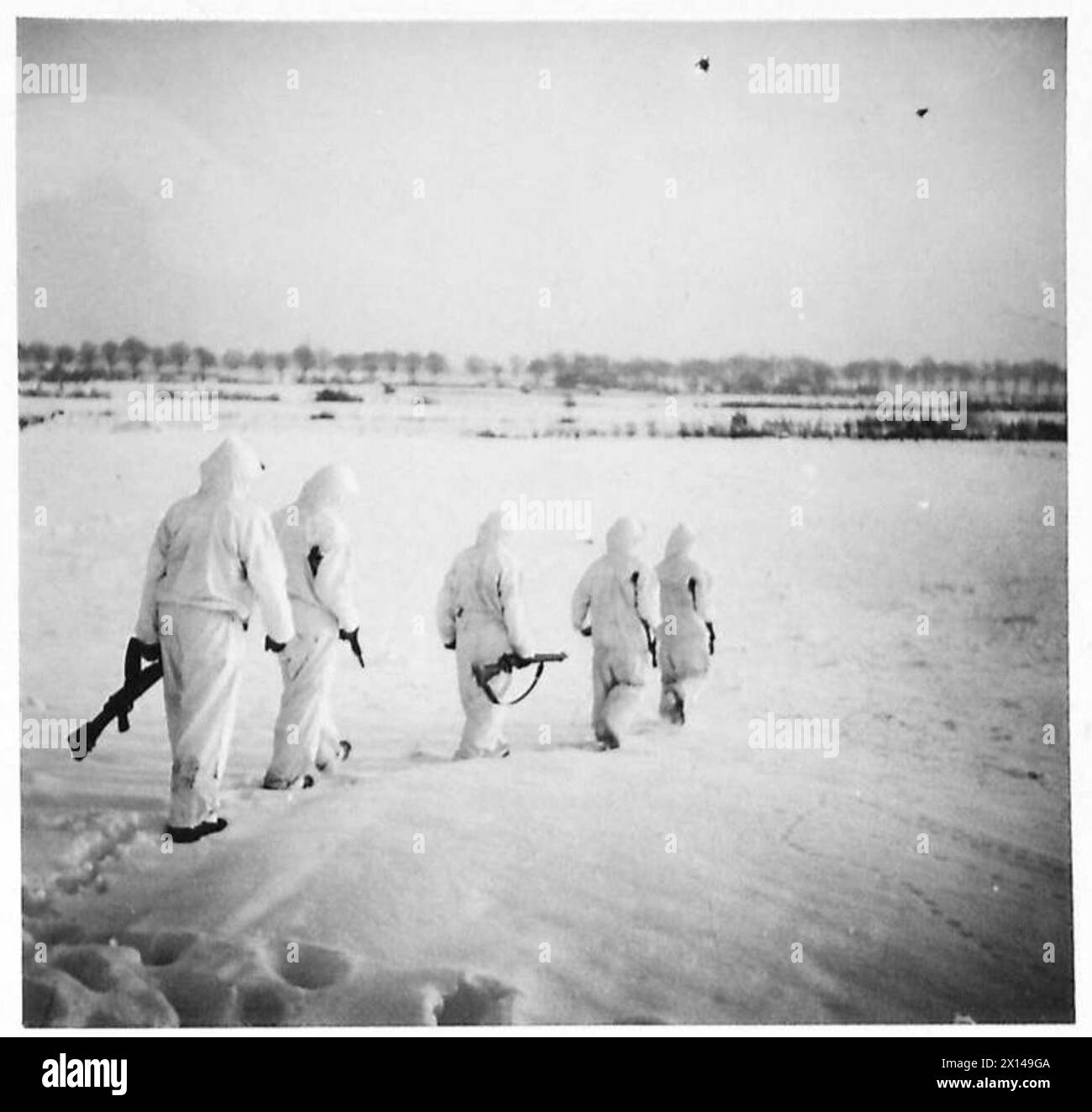 Patrouillen der britischen Armee, 21st Army Group, bereiten sich auf die Abfahrt in Schauanzügen vor, die für formelle oder zeremonielle Aufgaben entworfen wurden. Stockfoto