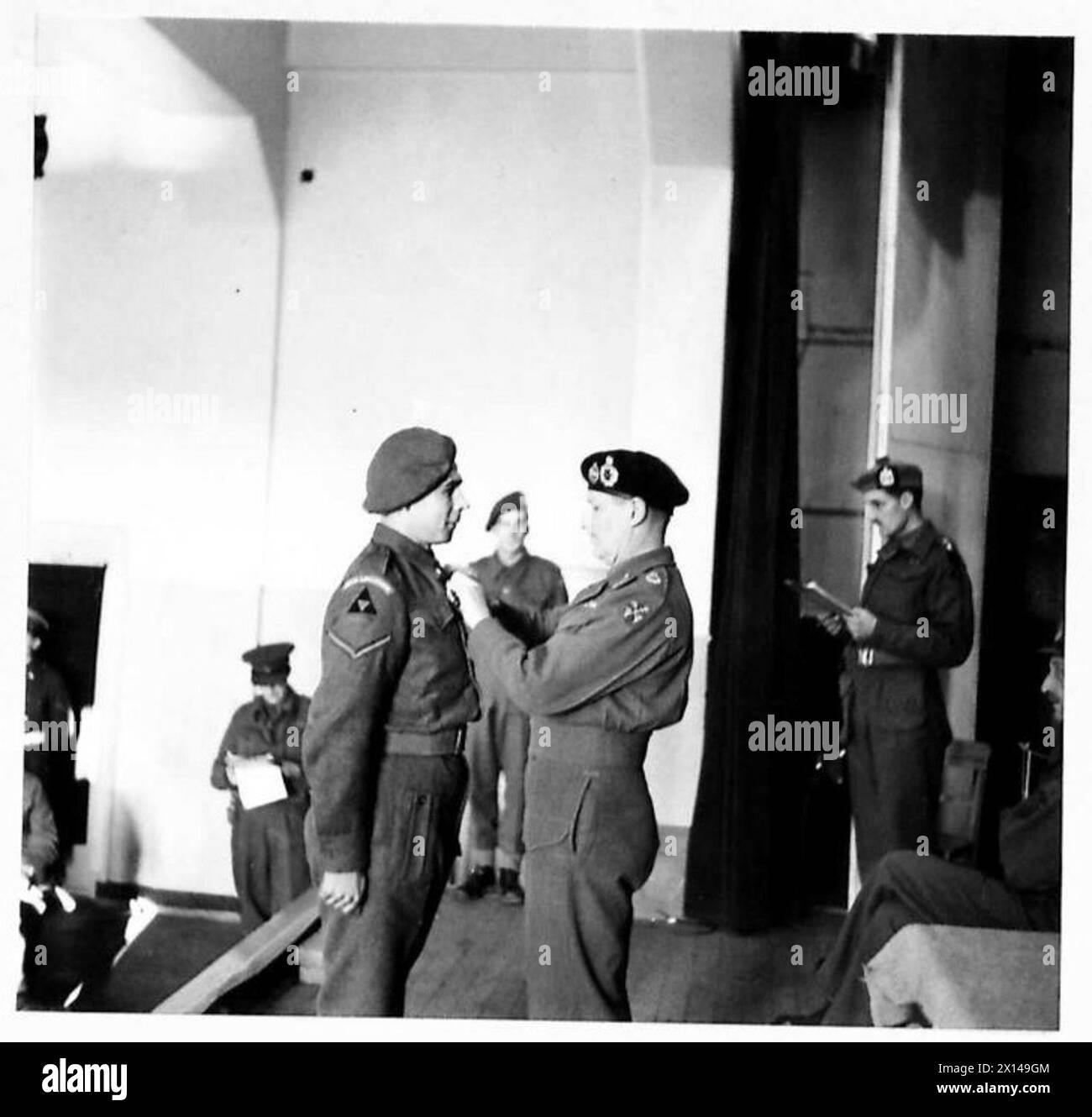 Lance Corporal J. Knight vom 1. South Lancashire Regiment erhält die Militärmedaille im Gimers Monastery für die 3. Britische Division, British Army, 21st Army Group. Stockfoto