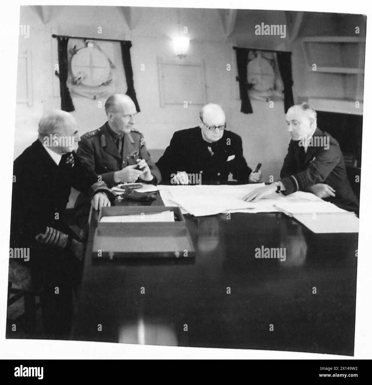 PREMIERMINISTER UND PARTEI AUF DEM WEG ÜBER DIE ATALANTIC, UM PRÄSIDENT ROOSEVELT - Colonel L.C. Hollis (Senrior Military Assistant Secretary war Cabinet), General Sir John Dill (Chief of the Imperial General Staff), Admiral Sir Dudley Pound (First Sea Lord) ZU TREFFEN; Air Chief Marshal Sir Wilfred Freeman (Vice Chief Air Staff) und Lieut.Colonel E.I.C. Jacoby (Military Assistant Secretary war Cabinets) britische Armee Stockfoto