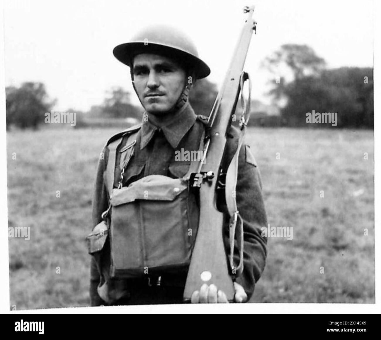 Kanadische Soldaten werden mit niederländischen Truppen als Teil eines gemeinsamen Kontingents während der Operationen des Zweiten Weltkriegs gezeigt. Stockfoto