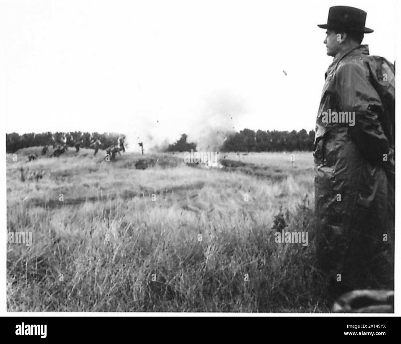 Senor Emilio Delboy aus Peru beobachtet Mörserfeuerungsübungen an einer Kampfschule der britischen Armee im Eastern Command. Stockfoto