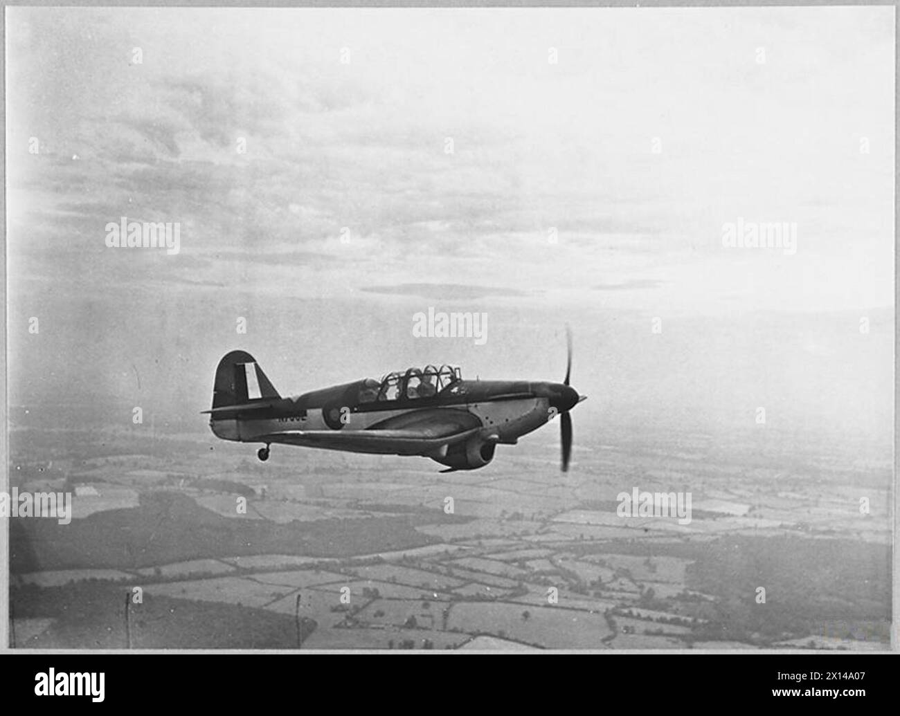 ROYAL AIR FORCE TRAINERFLUGZEUG - der Miles Master I wurde entwickelt, um alle Bedingungen des modernen Hochflugs zu reproduzieren. Das Flugzeug hat das Aussehen und das Gefühl eines Hochgeschwindigkeitsjägers. Es handelt sich um ein einteiliges Einsteiger mit niedrigem Flügel und zwei Sitzen, die im Tandemstil mit Doppelsteuerung angeordnet sind. Ein Rolls Royce Kestrel-Motor mit 700 PS bietet eine große Reichweite und eine normale Höchstgeschwindigkeit von 250 mph. Die Kotflügel haben eine ungewöhnliche Aufwärtskurve, die eine auffällige Silhouette der Vorderseite verleiht. Ein Miles Master I im Flug mit einem Ausbilder und Schüler der Royal Air Force Stockfoto