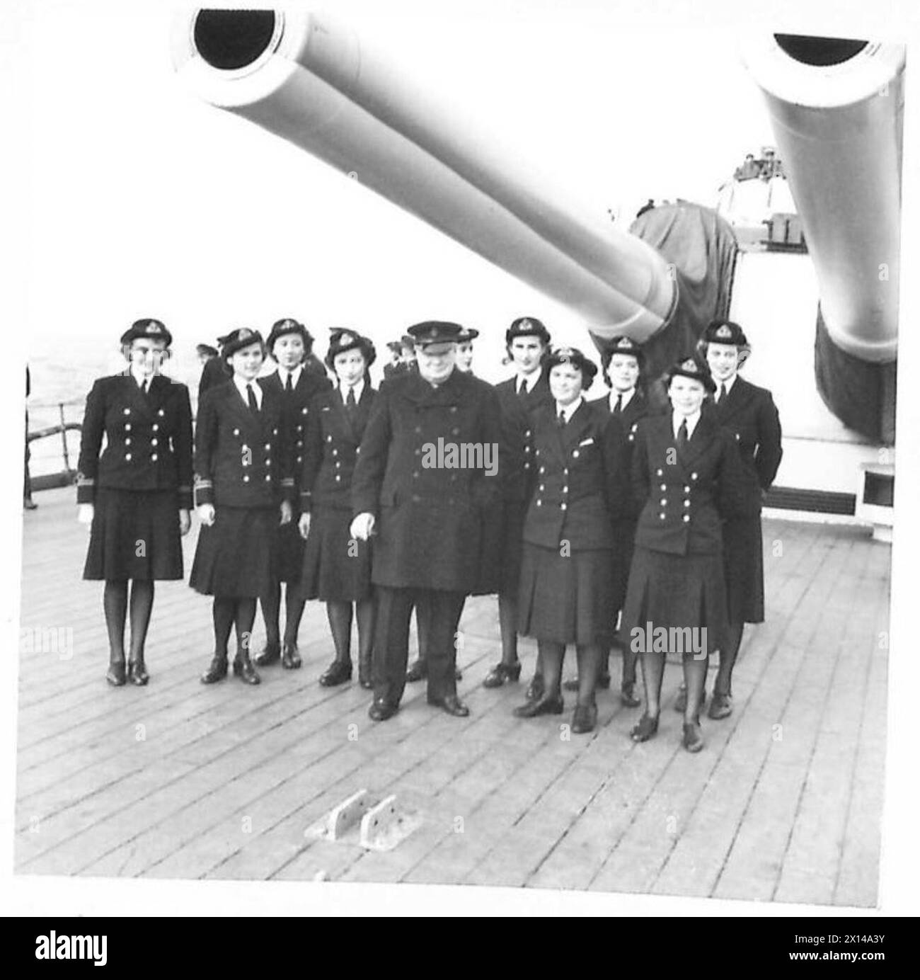Der Premierminister wird mit WRENS-Personal auf dem Quarterdeck gesehen, was ein historisches Ereignis im Marinedienst der British Army markiert. Stockfoto