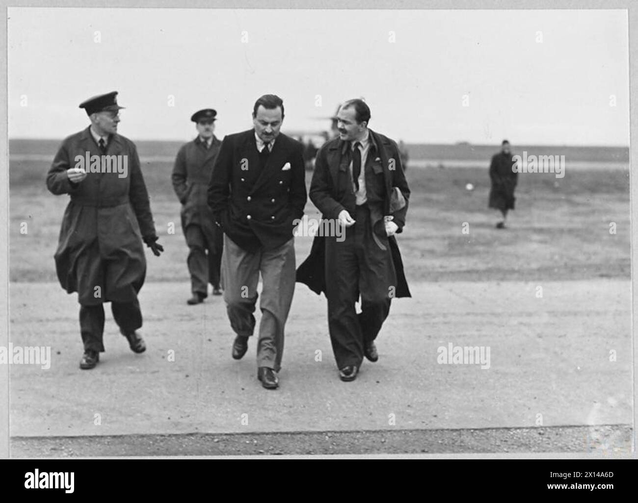 Gruppenkapitän Wilson und Mr. Eric Greenwood besprechen das Meteor-Flugzeug, nachdem es während der Flugversuche einen Geschwindigkeitsrekord aufgestellt hat. Stockfoto