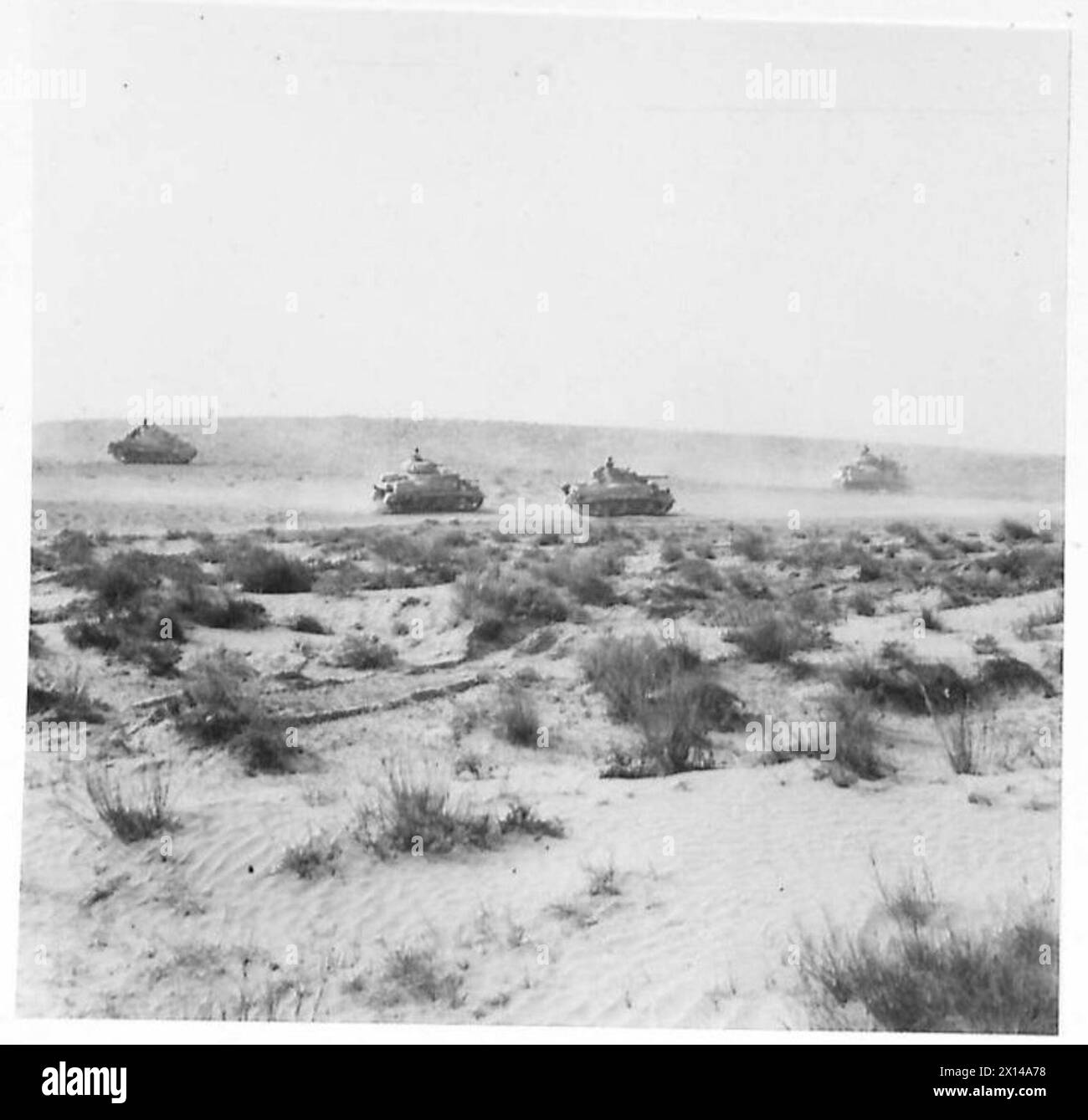 DIE ACHTE ARMEE RÜCKT DURCH EL HAMMA NACH GABES VOR – Panzer und selbstfahrende Artillerie steigen für einen Angriff in der El Hamma Area British Army auf Stockfoto