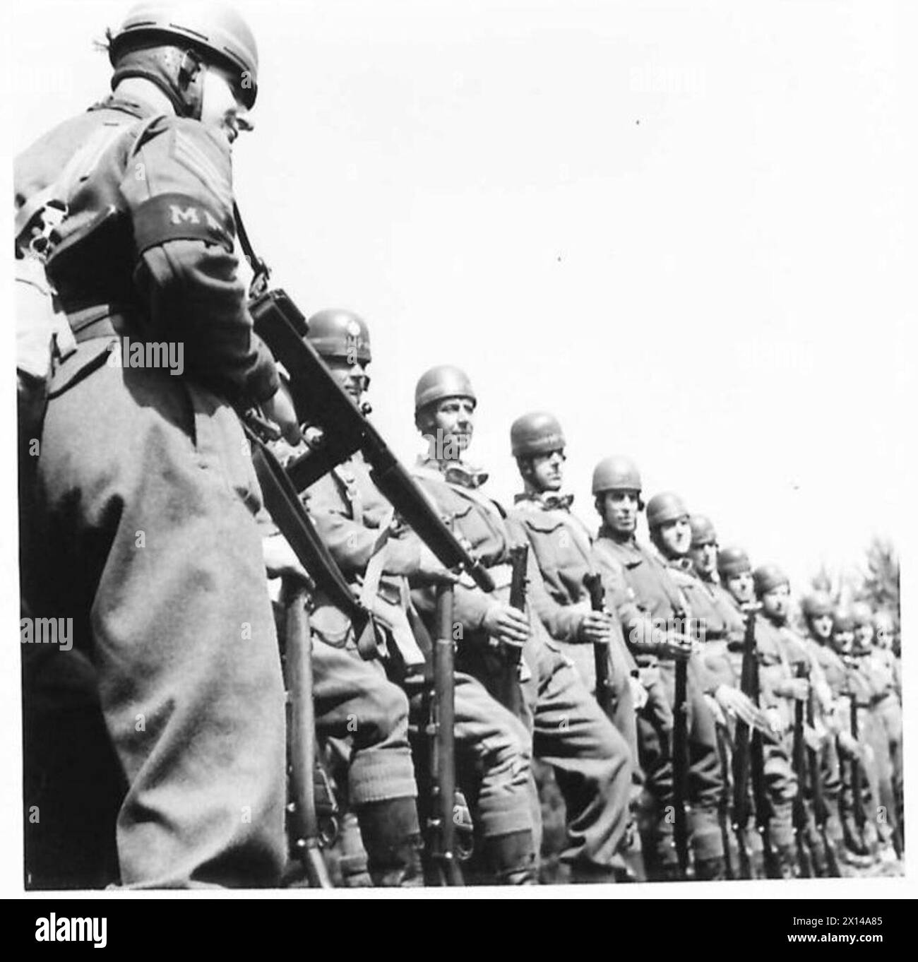 Männer werden beobachtet, wie sie Kollegen auf dem Schießstand beobachten, was die Spezialpolizei für Panzer hervorhebt. Stockfoto