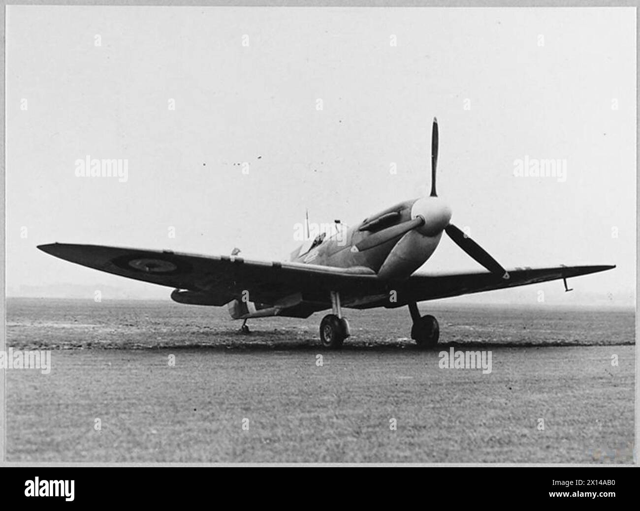 Eine Spitfire F Mk.2a der 65 Squadron, Royal Air Force, wird am Boden zur Inspektion und Wartung gezeigt. Stockfoto