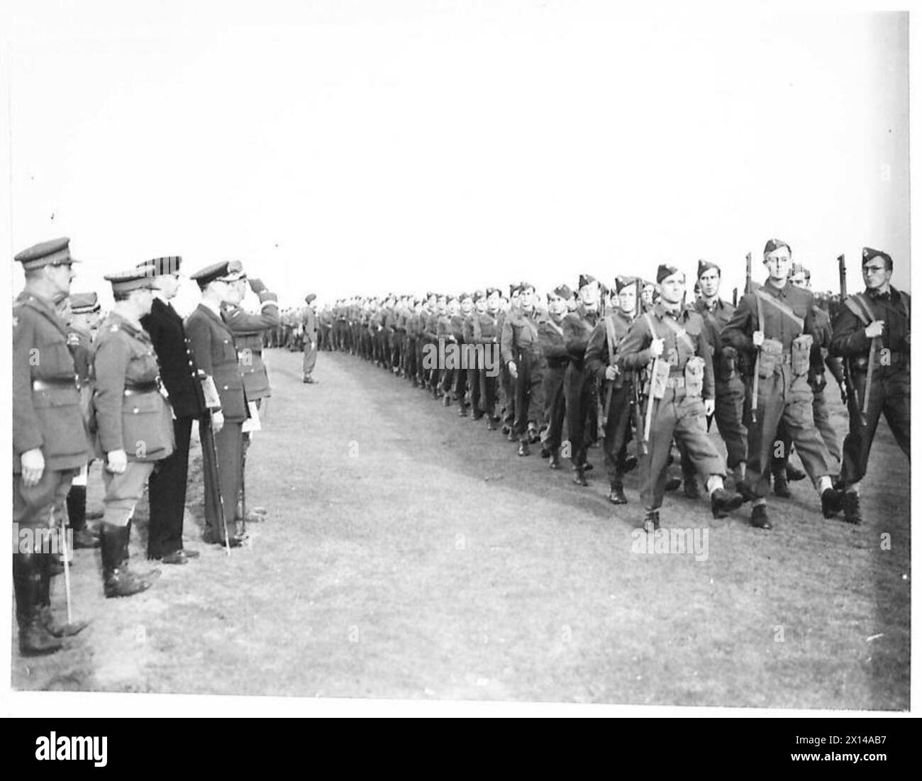 DIE POLNISCHE ARMEE IN GROSSBRITANNIEN, 1940-1947 – General Władysław Sikorski, begleitet von hochrangigen britischen und polnischen Armeeoffizieren, nahm den Gruß bei einem marsch an der Brigade. Foto gemacht in Elie, Fifeshire. Eine Demonstration des Trainings der 4. Cadre Rifle Brigade (zukünftige 1. Polnische unabhängige Fallschirmbrigade), gefolgt von einer Übung, bei der vollständig ausgebildete Fallschirmjäger eingesetzt wurden, wurde von General Władysław Sikorski, dem C-in-C der polnischen Streitkräfte, beobachtet. Der erste Kurs der Schulung ist das Lernen der richtigen Landeweise. Dies wird durch Fallschirmjäger vermittelt, die von einem springen Stockfoto