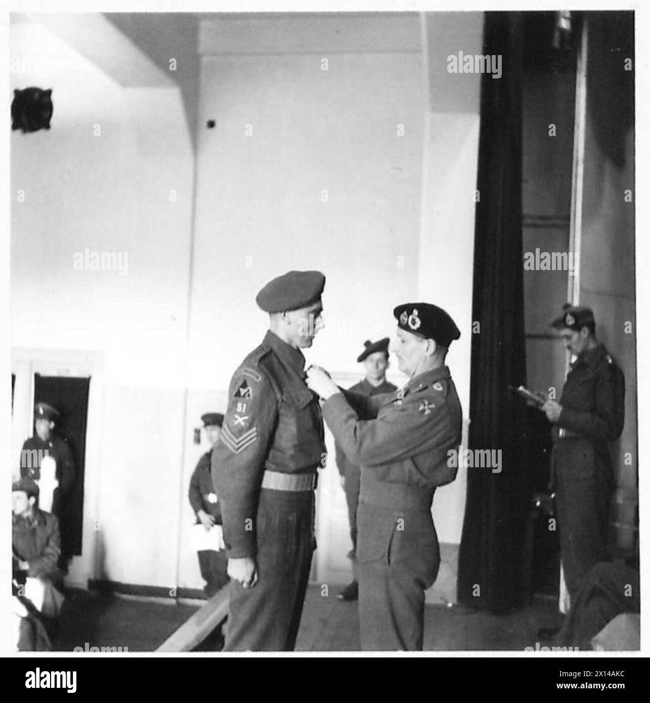 Sgt. J. Lawrence von der 17 Field Company, Royal Engineers, 3rd British Division, erhält die Militärmedaille im Gimers Monastery, 21st Army Group. Stockfoto
