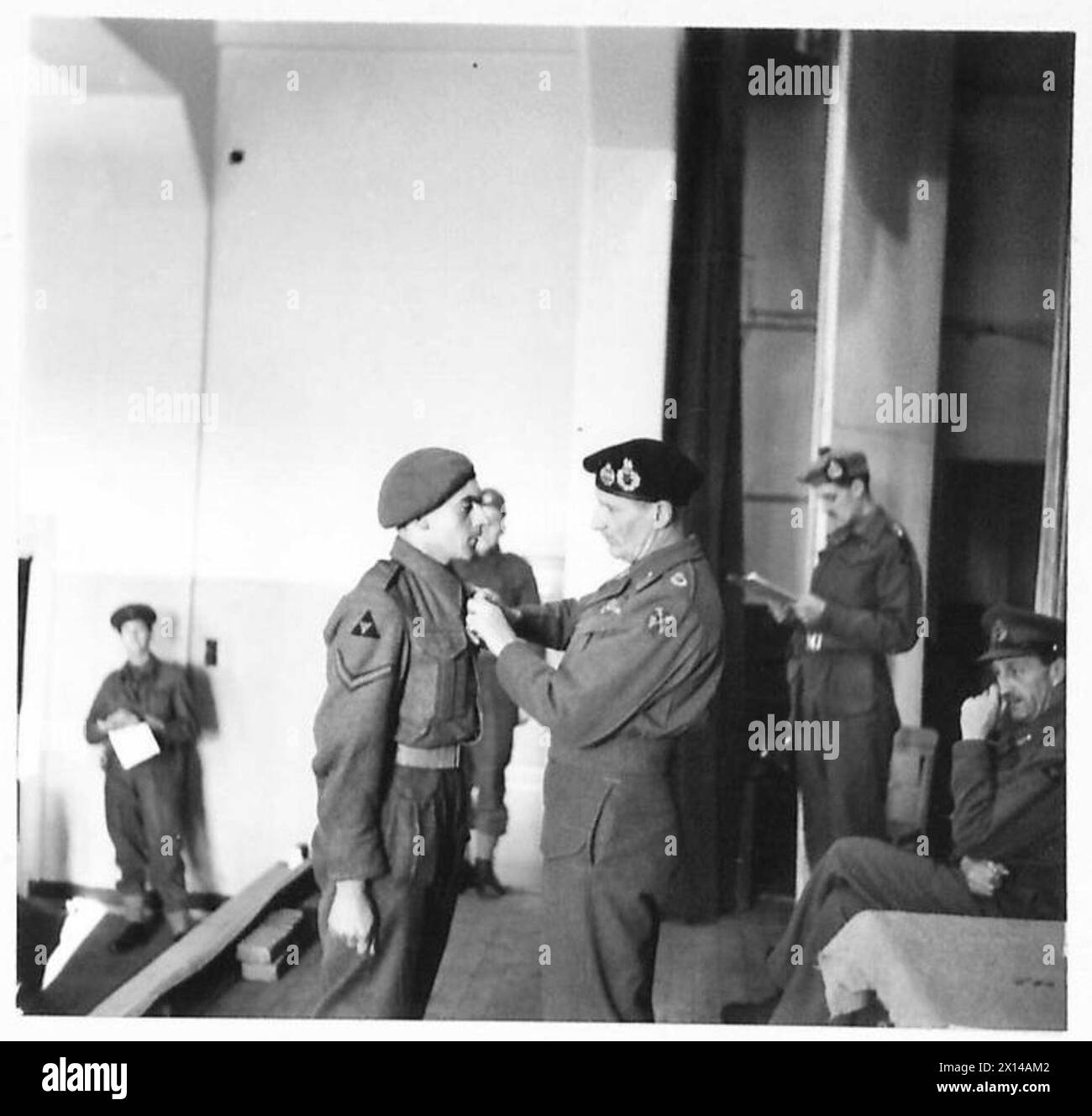 Im Kloster Gimers erhielt Lance Corporal A. W. James vom 2. Middlesex-Regiment die Militärmedaille während einer Zeremonie zur Gründung der 3. Britischen Division, in der er seine Tapferkeit würdigte. Stockfoto