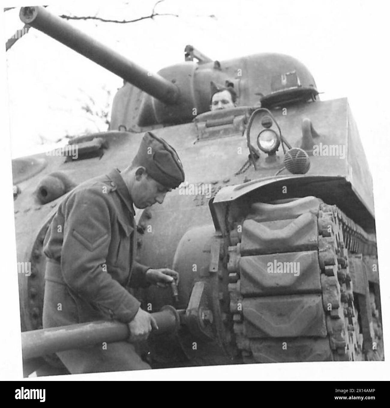 Es ist ein Sherman General Grant Tank abgebildet, dessen Zugstange während der Vorbereitung oder Wartung an der falschen Abschleppöse befestigt ist. Stockfoto