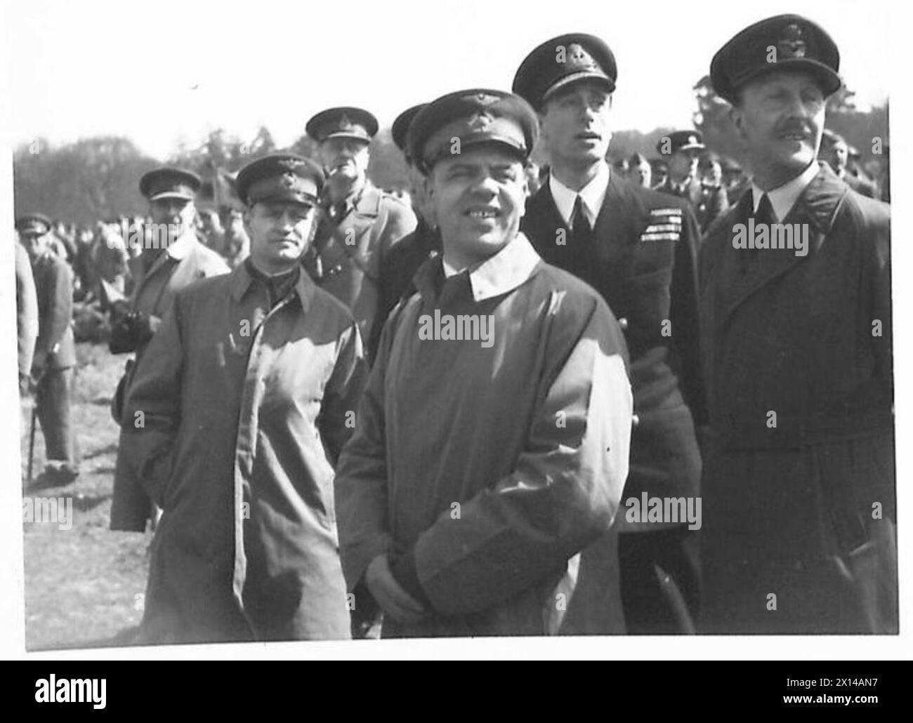 Vize-Admiral Lord Louis Mountbatten und Mitglieder der russischen Militärmission beobachten eine Demonstration von Kampfflugzeugen der britischen Armee, bei der neue Flugzeugfähigkeiten vorgestellt werden. Stockfoto