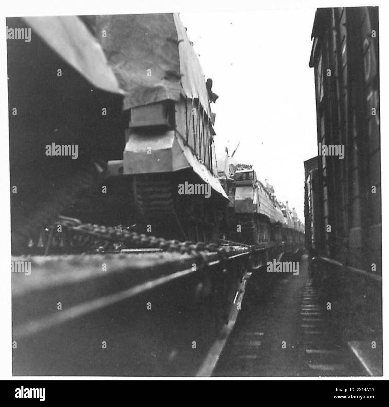 Panzer kommen mit der Bahn zum Versand an und demonstrieren militärische logistische Bewegungs- und Transportverfahren. Stockfoto