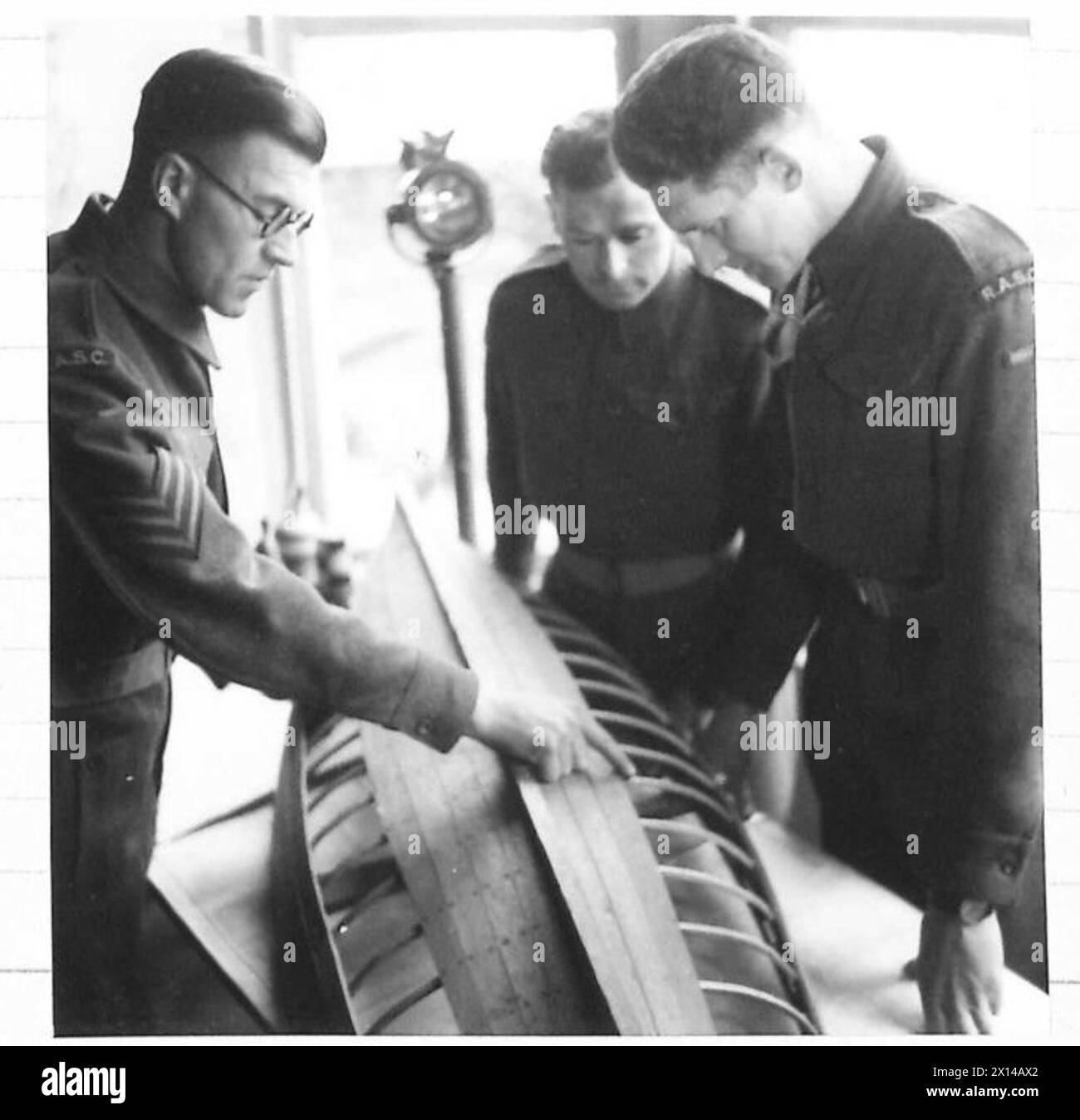 Im Waterborne Training Centre demonstriert ein Sergeant zwei Rekruten der R.A.S.C. die Bootsbautechniken zu Trainingszwecken. Stockfoto
