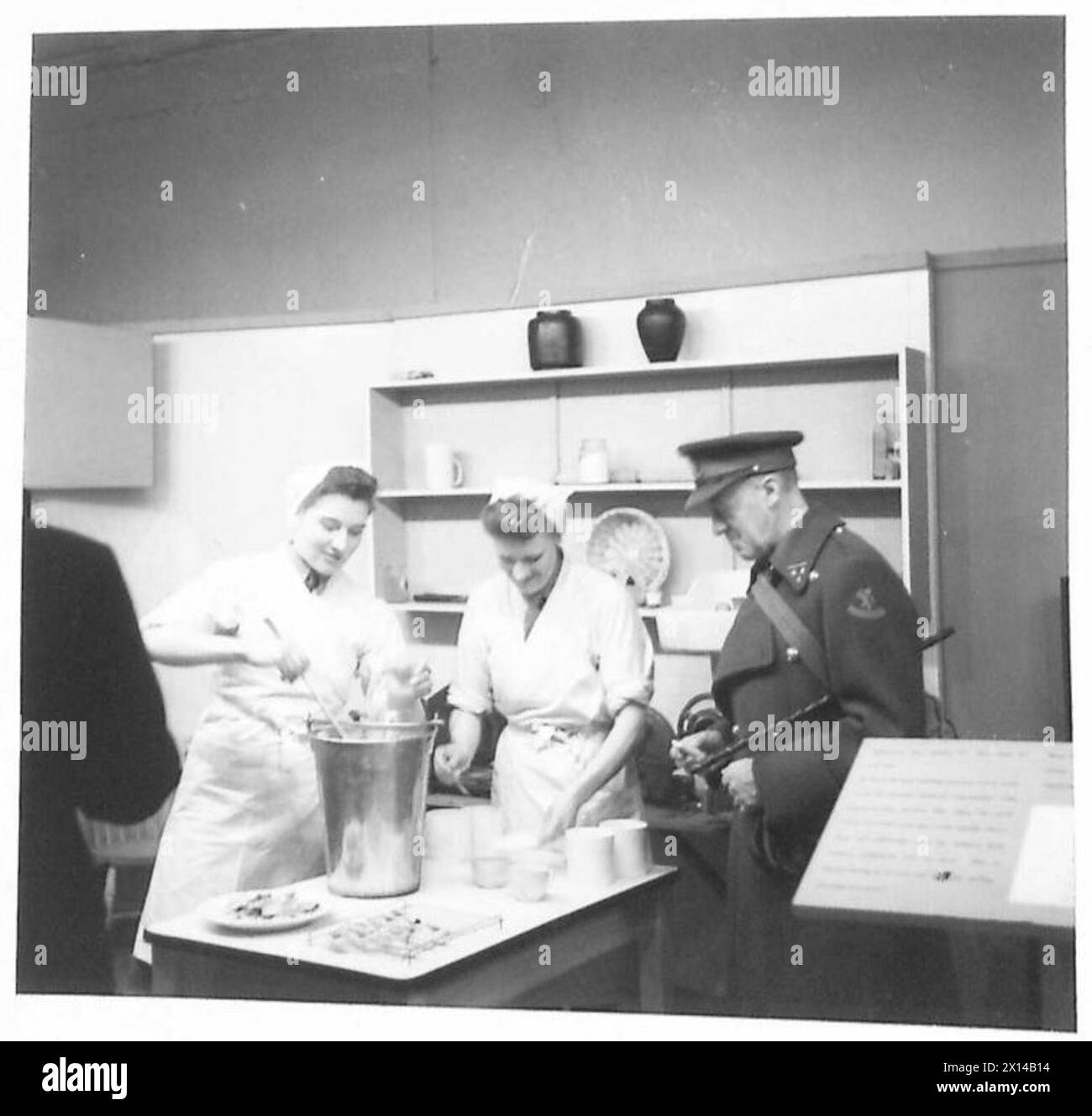 Militärattachés, darunter ein niederländischer Attaché, besuchen während der Operationen der britischen Armee den Kochbereich der ATS-Ausstellung in Selfridges. Stockfoto