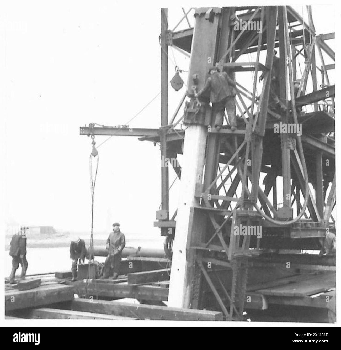 Ein Pfahltreiber wird beim Bau eines neuen Anlegesteges in Larne eingesetzt, der Teil der militärischen Infrastrukturentwicklung und maritimen Ingenieuraktivitäten ist. Stockfoto