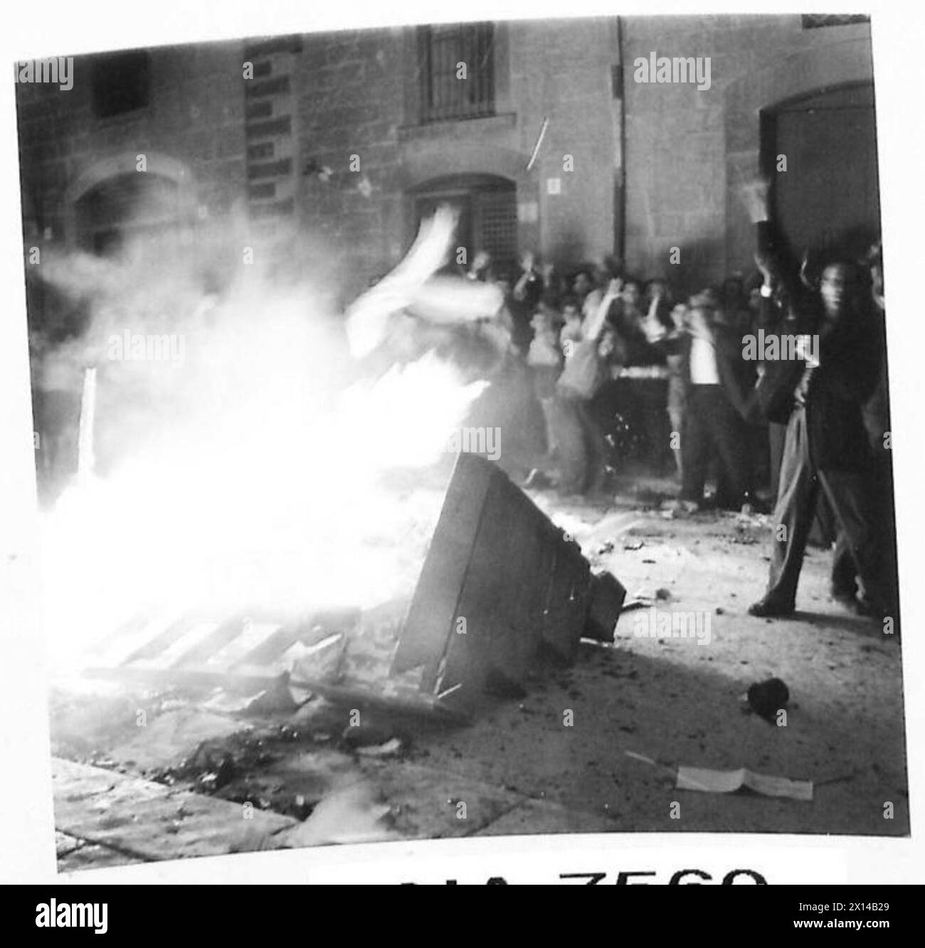 Anorias Bewohner verbrennen während der Achten Armee in Italien faschistische Literatur in den Straßen der Stadt. Stockfoto