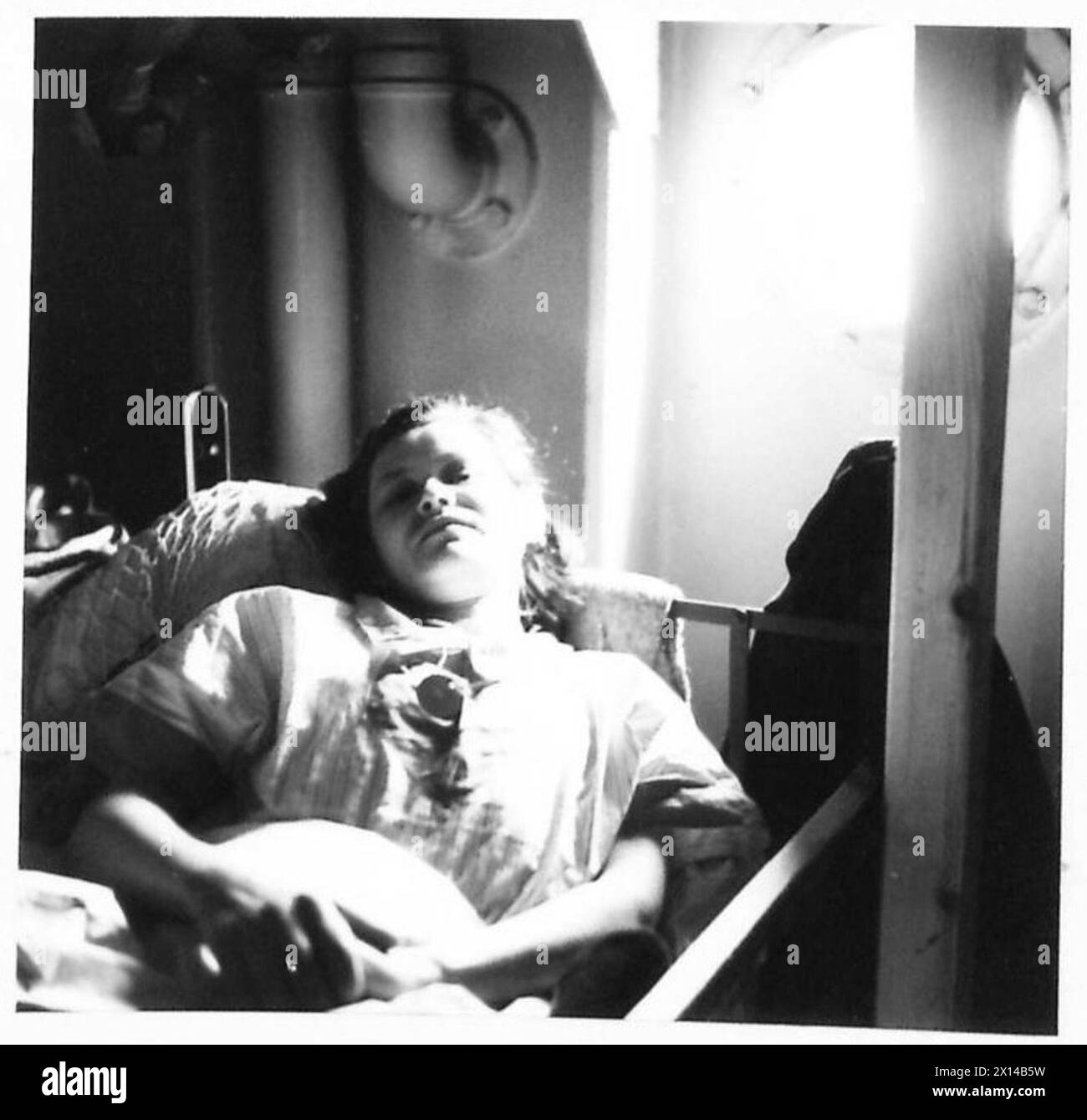 Ein polnischer Bergen-Belsen-Überlebender befindet sich an Bord eines schwedischen Krankenhausschiffs im Rahmen der Evakuierung von 10.000 deutschen Lagerhäftlingen nach Schweden zur Erholung und Durchreise durch Lübeck. Stockfoto