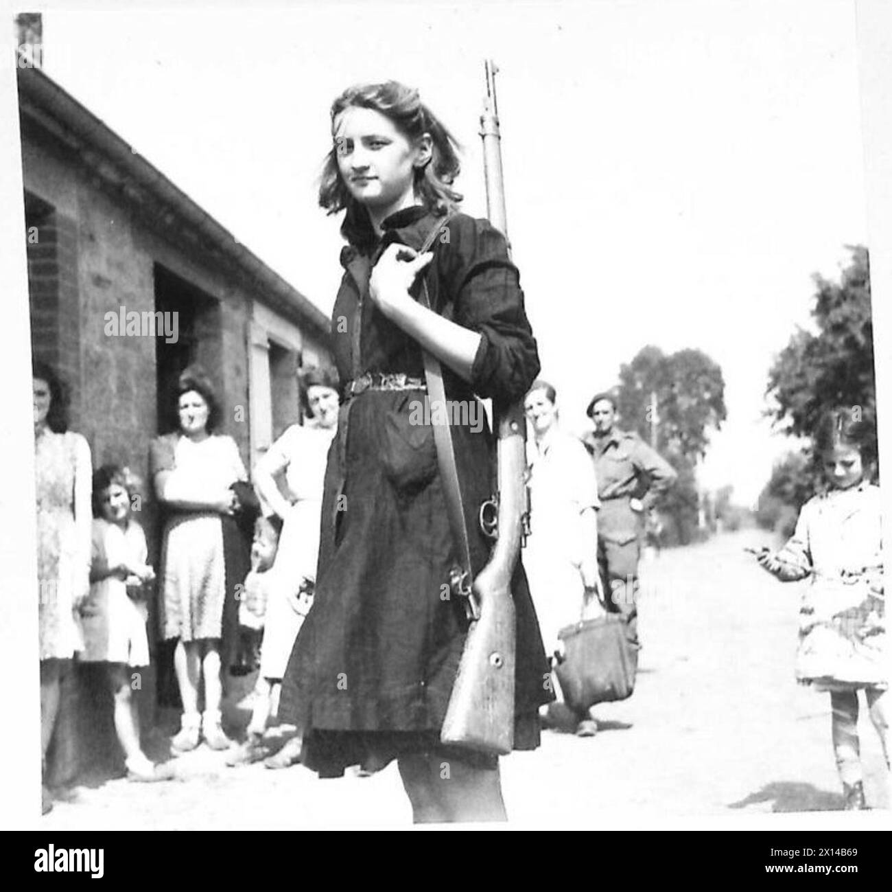 Französische Jugendliche in Tinchbray begrüßen die britischen Truppen mit Begeisterung, um zur Befreiung ihres Landes während des Zweiten Weltkriegs beizutragen Stockfoto