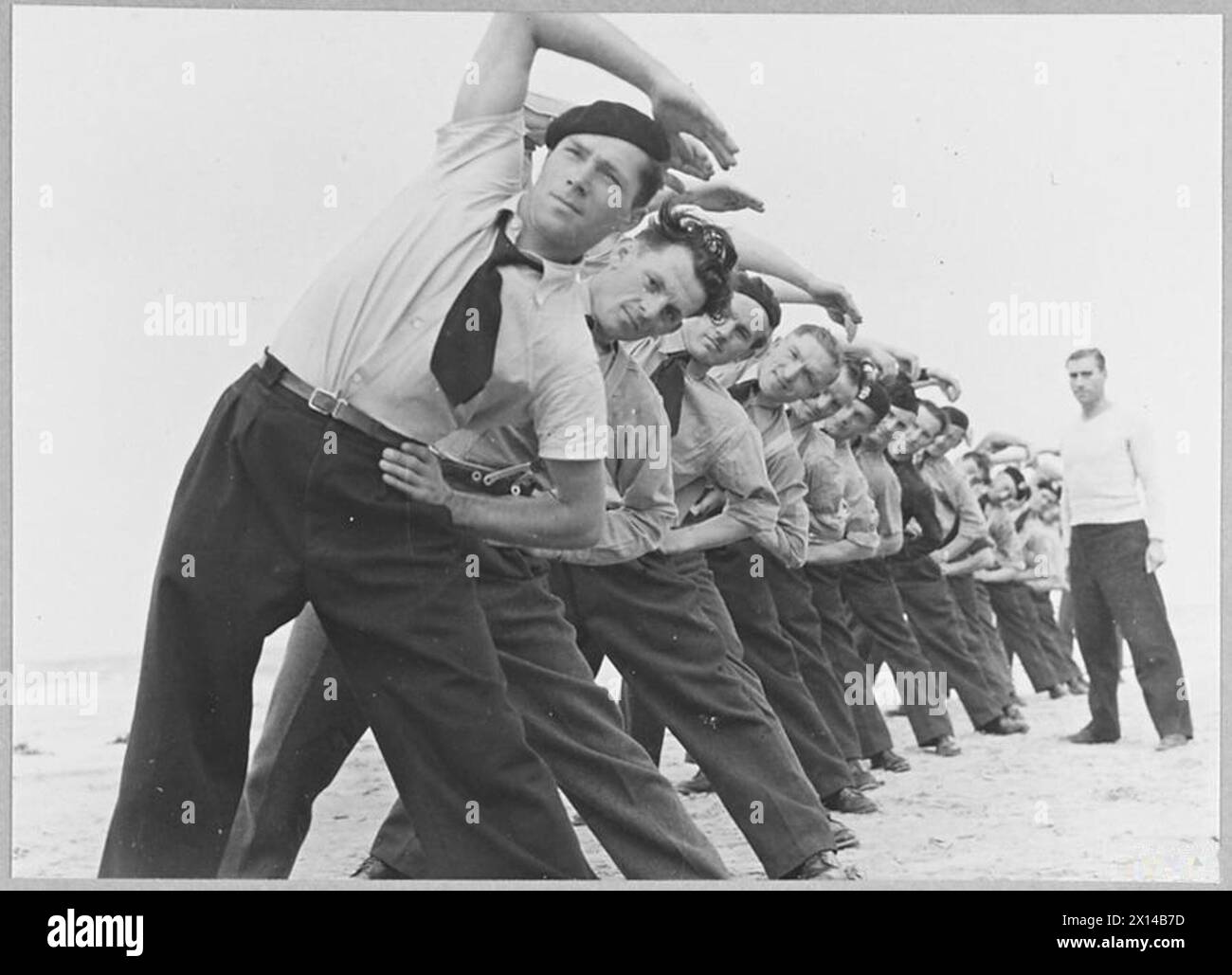 DIE POLNISCHE LUFTWAFFE IN GROSSBRITANNIEN, 1940-1947 – polnische Piloten, die unter einem RAF-Ausbilder im polnischen Luftwaffendepot, RAF Blackpool, am 27. August 1940 körperlich trainiert werden. Flieger beugen sich seitwärts in einer langen Reihe polnische Luftwaffe, Royal Air Force, Station, Blackbushe Stockfoto