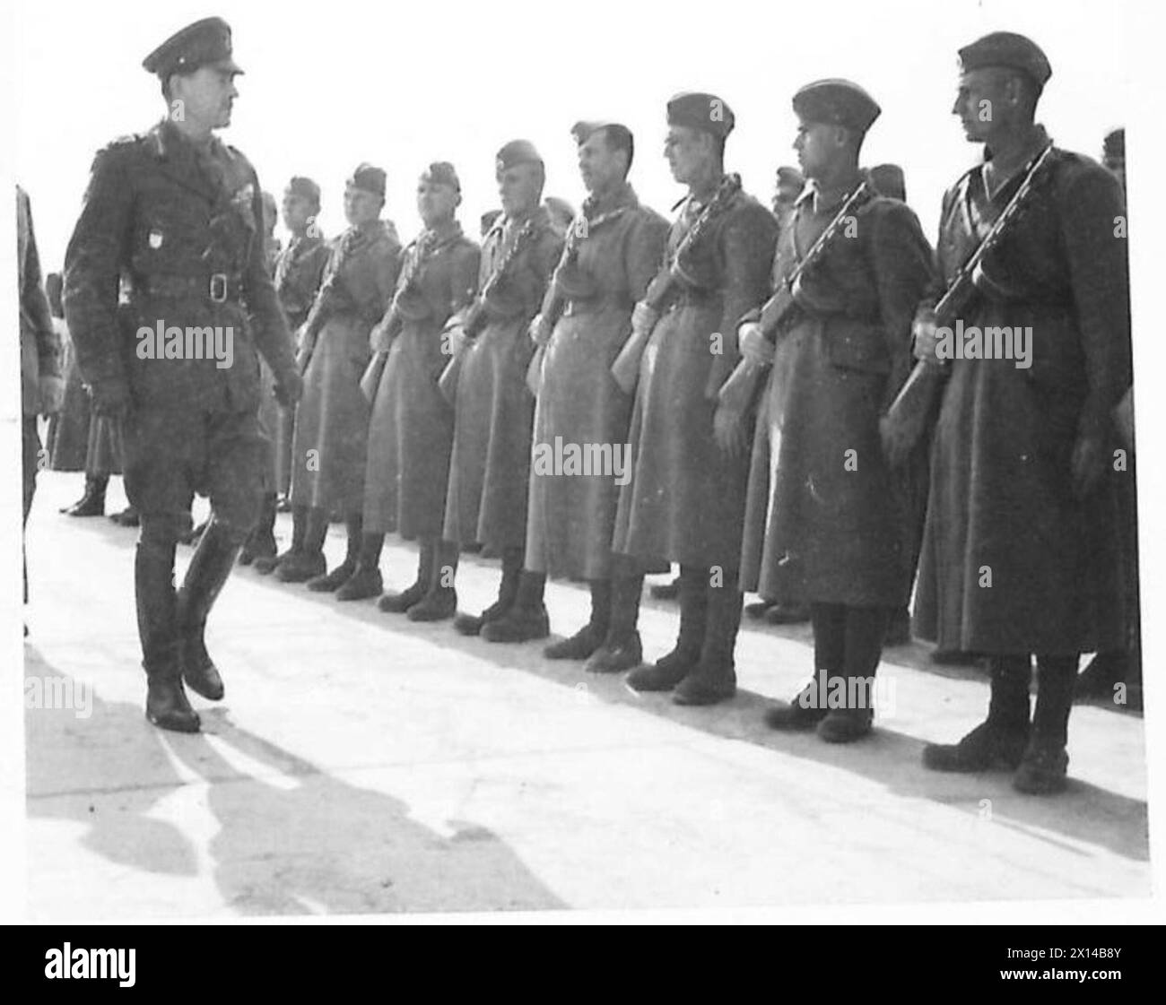 Feldmarschall Alexander inspiziert die Partisan Guard of Honour in Belgrad im Rahmen der Zeremonialaufgaben der britischen Armee. Stockfoto