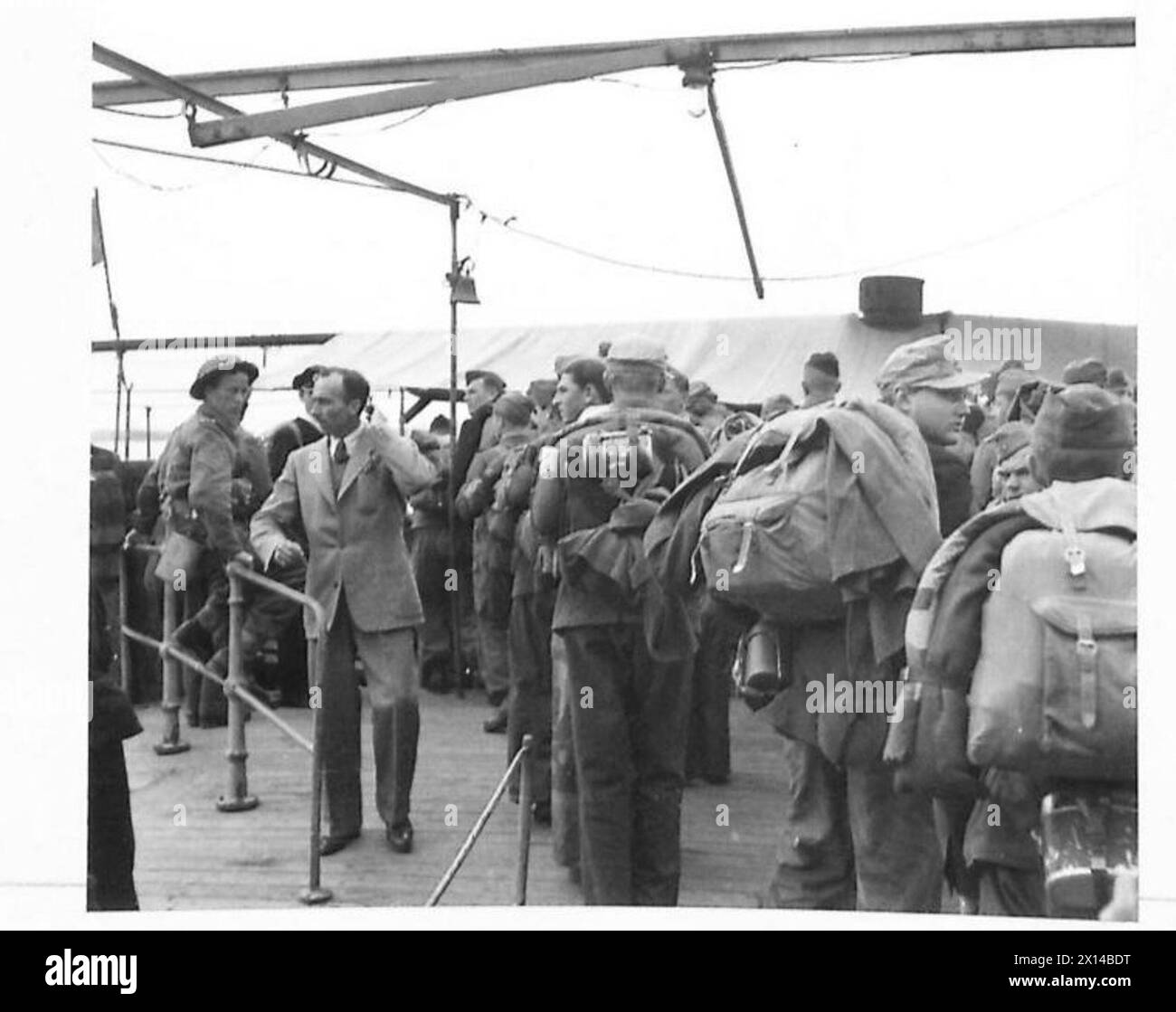 VENEDIG : KAPITULATION DER DEUTSCHEN GARNISON AUF DEM SÜDLICHEN LIDO - die deutschen Gefangenen gehen in die britische Armee Stockfoto