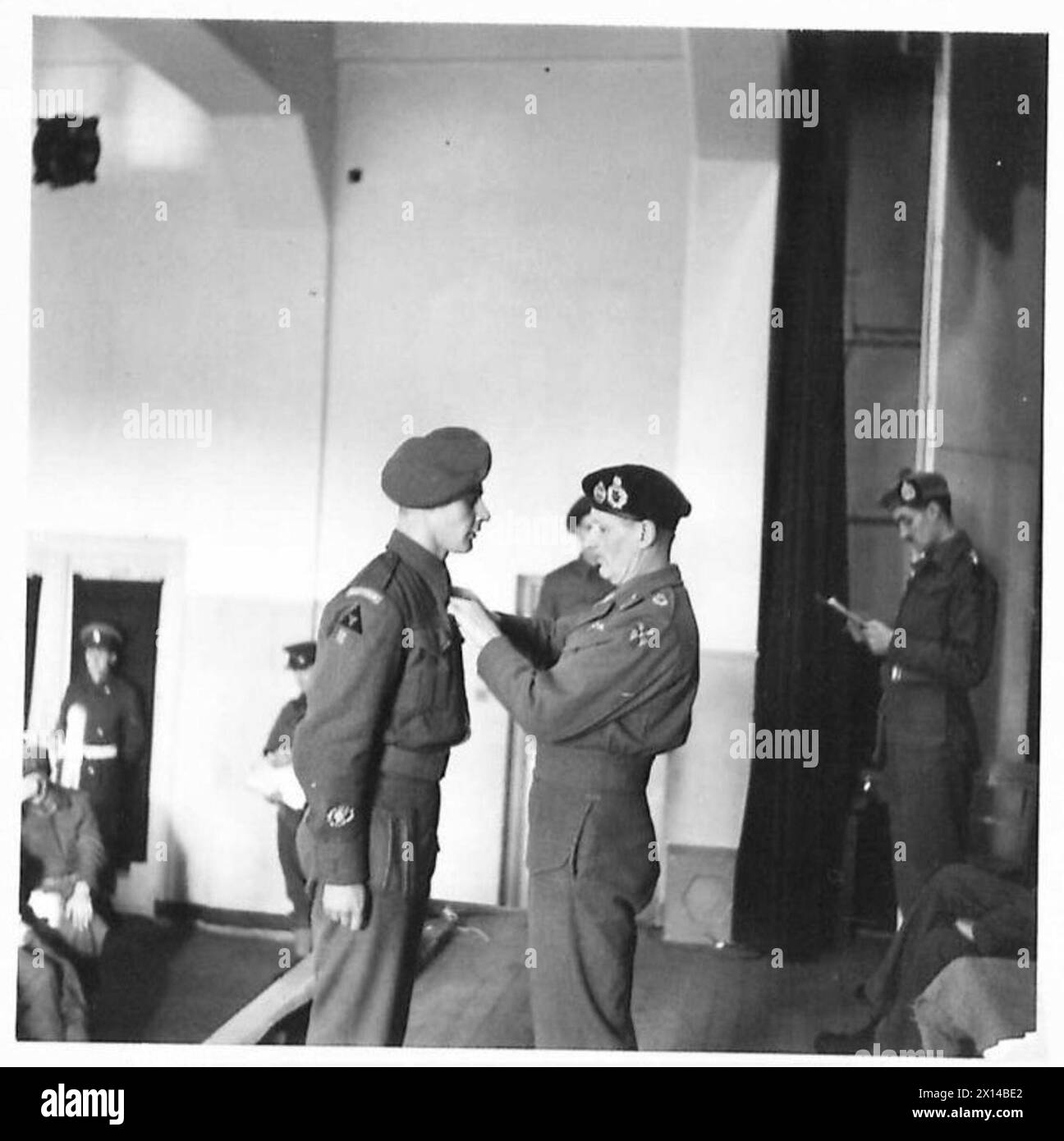 Kompanie-Sergeant Major F. Hawley von der 1. Suffolks erhält die Militärmedaille während einer Einsetzung im Gimers-Kloster mit der 3. Britischen Division. Stockfoto