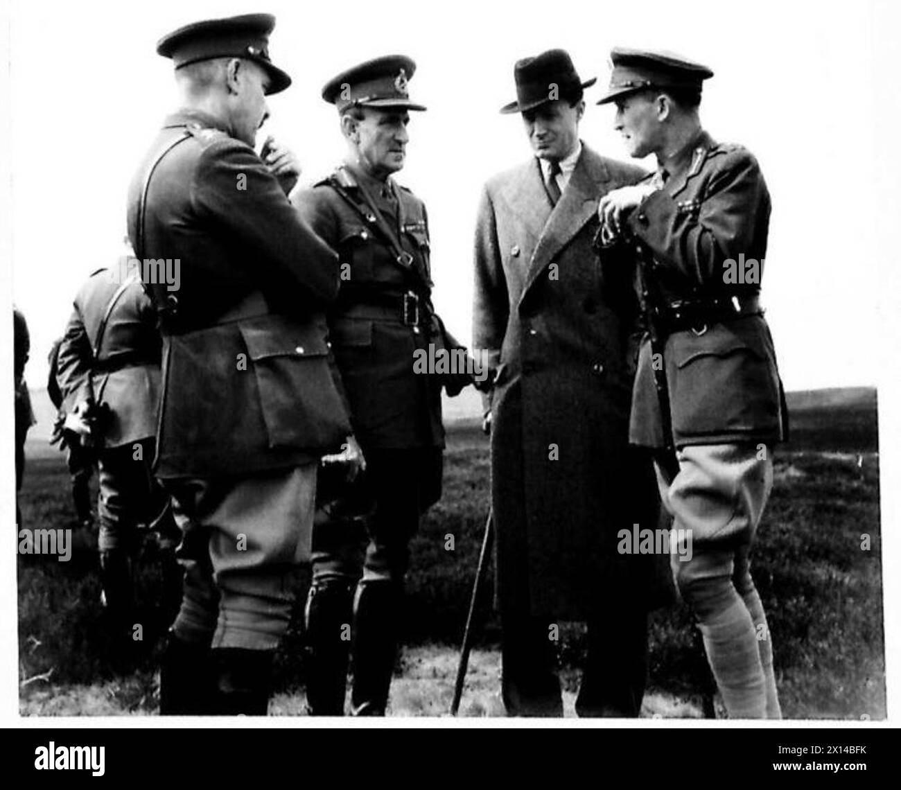 Von links nach rechts: Generalleutnant G. le Q. Martel vom Royal Armoured Corps, C-in-C, Mr. Duncan Sandys, Finanzminister im Kriegsministerium, und Generalleutnant A.F.A.N. Thorne, GOC Scottish Command, sind zusammen abgebildet. Stockfoto