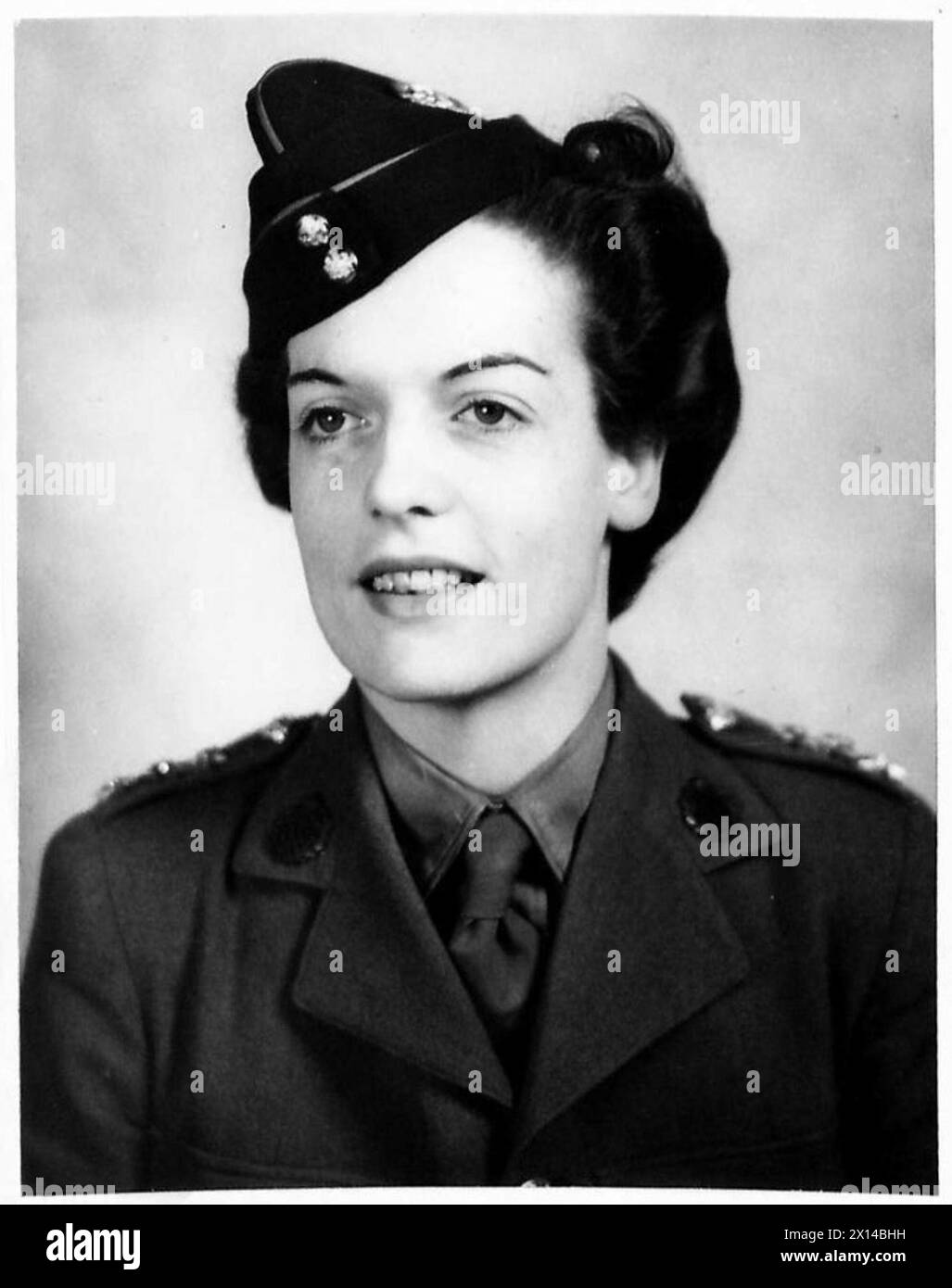 Porträts von Mrs. Neill, Kompaniekommandeur, und des Publizitätsoffiziers der ATS werden in offiziellen Studio-Porträts der britischen Armee gezeigt. Stockfoto