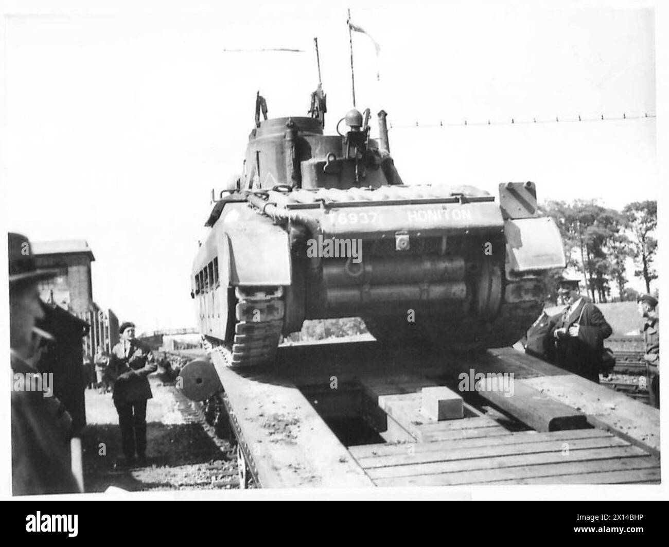Die Tanks werden für Transport und Einsatz mit einem speziellen Schienen-Tankförderer auf Lkw geladen. Stockfoto