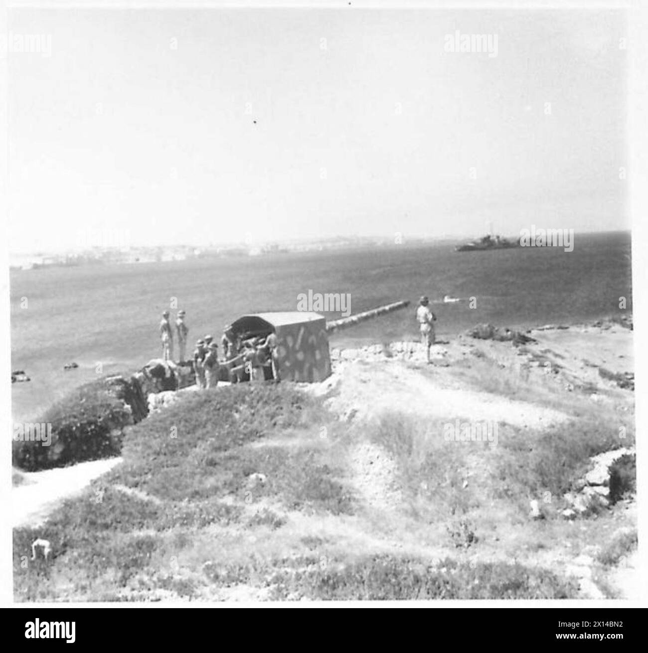 Foto, das die Küstenverteidigungspositionen im Hafen von Syracuse zeigt, bemannt von einer Batterie der britischen Armee unter Major J.V. Kelly, DSO, mit Geschützen in Abfeuerreihenfolge. Stockfoto