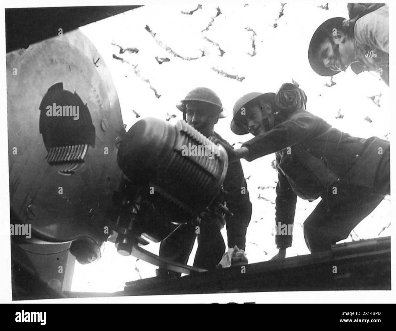 Der Einschlag einer Kanone wird geöffnet und kann als Teil der Verteidigungsoperationen auf der Themse eine Granate erhalten. Stockfoto