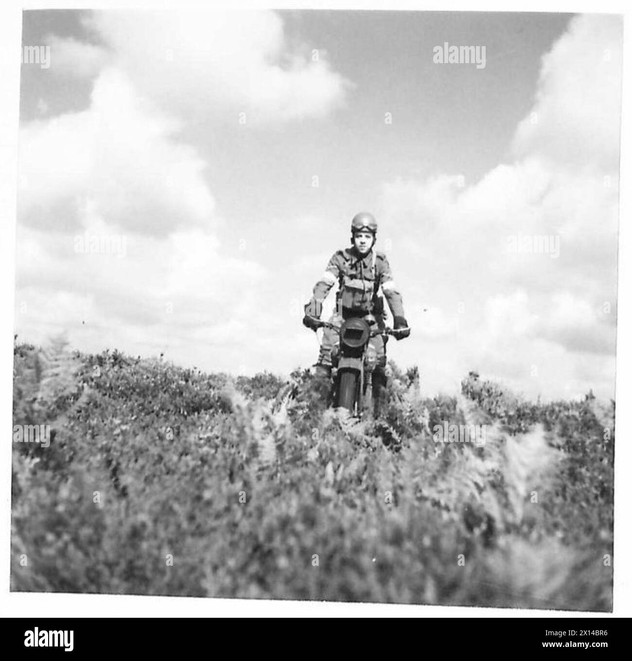 Ein Fahrer des Royal Corps of Signals überquert raues Gelände während Übungen, die mit einer Panzerdivision der britischen Armee zusammenarbeiten. Stockfoto