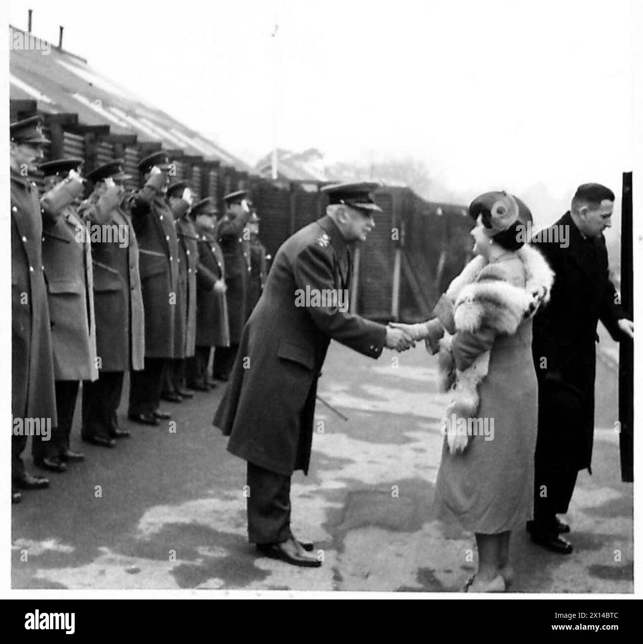 Ihre Majestät die Königin kommt in einem R.A.M.C. Depot im Südostkommando an und wird von Generalleutnant Sir Alexander Hood, KCB, CBE, MC, KHP begrüßt. Stockfoto