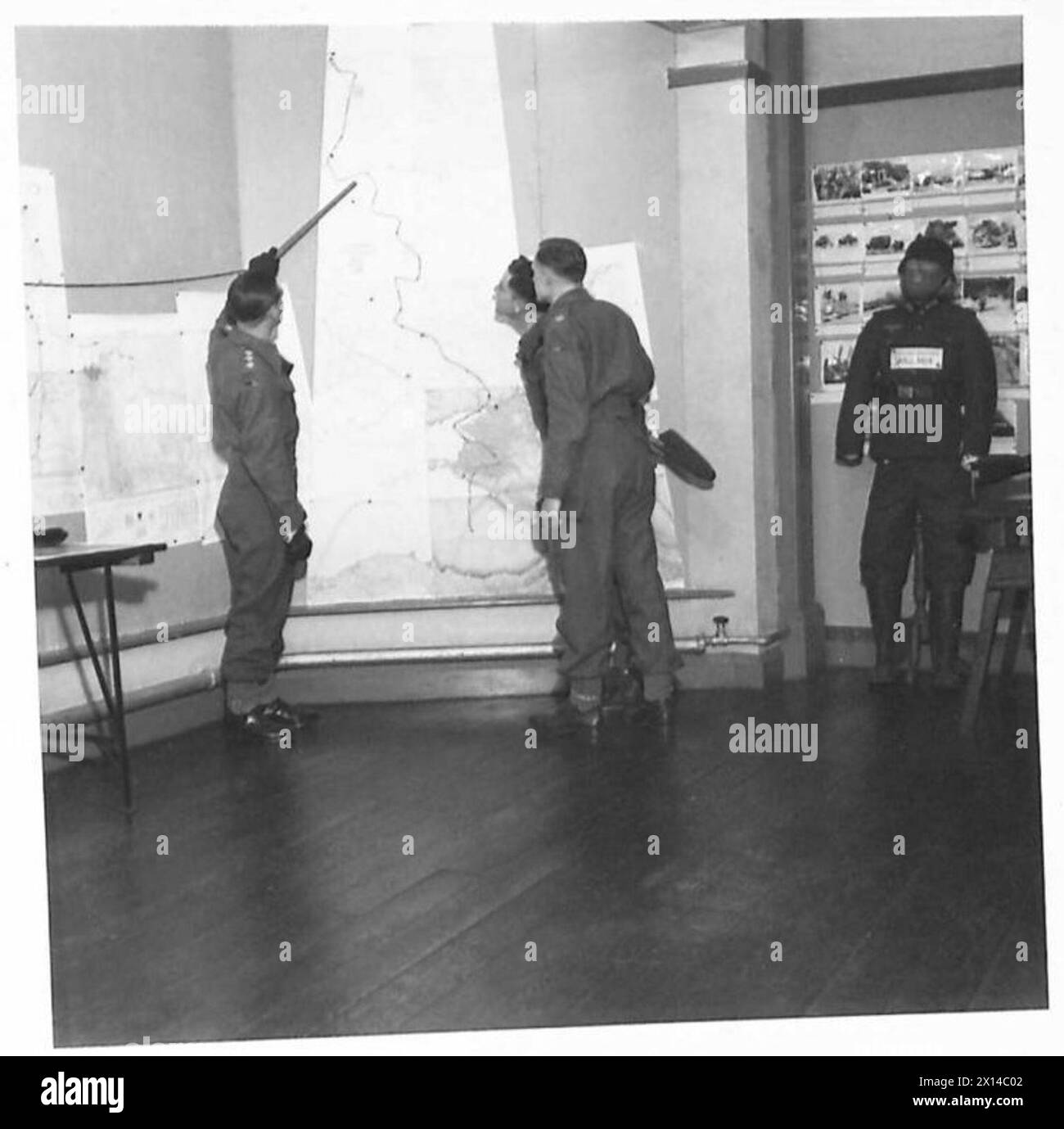 RASC OFFIZIERSSCHULE - Schüler im Informations- und Nachrichtenraum studieren die aktuelle Kriegssituation. (1-Zoll-Modell ist Calen and District, Frankreich) britische Armee Stockfoto
