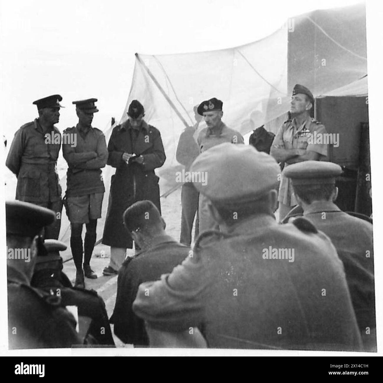 EVAKUIERUNG POLNISCHER ZIVILISTEN AUS DER SOWJETUNION NACH PERSIEN, 1942 - große Gruppe von Neuankömmlingen, Männern, Frauen, Kindern, betreten das polnische Flüchtlingslager in Persien. Die Kowalski-Familie ist vor der Menschenmenge. Als Polen am 1. September von den Nazis angegriffen wurde, fiel auch die Rote Armee am 17. September 1939 ein. Infolge der sowjetischen Invasion wurden vom NKWD enorme Mengen polnischer Soldaten und Zivilisten an verschiedene Orte in der Sowjetunion deportiert; viele landeten in den Gulag-Lagern in Sibirien, andere wurden nach der deutschen Invasion in die Sowjetunion ins Exil geschickt Stockfoto