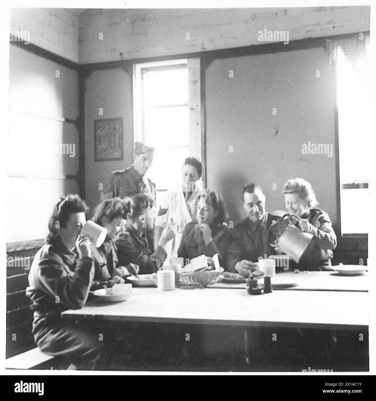 Sergeant Cook, Mrs. Mick Southerton, diente zwei Jahre im Auxiliary Territorial Service und operiert mit einer gemischten Flugabwehrbatterie unter Aufsicht der britischen Armee. Stockfoto
