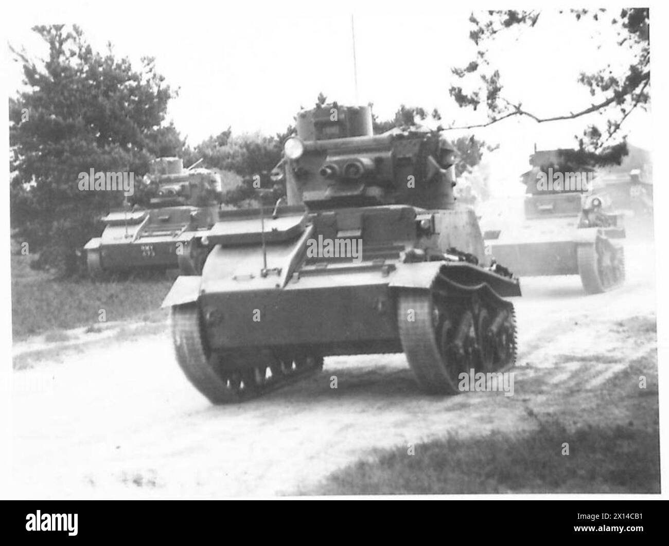 Türkische Abgeordnete und Redakteure besuchen das Aldershot Command und beobachten die Panzer der 102. Offizierseinheit Kadetten in Aktion auf Chobham Ridges South, British Army. Stockfoto