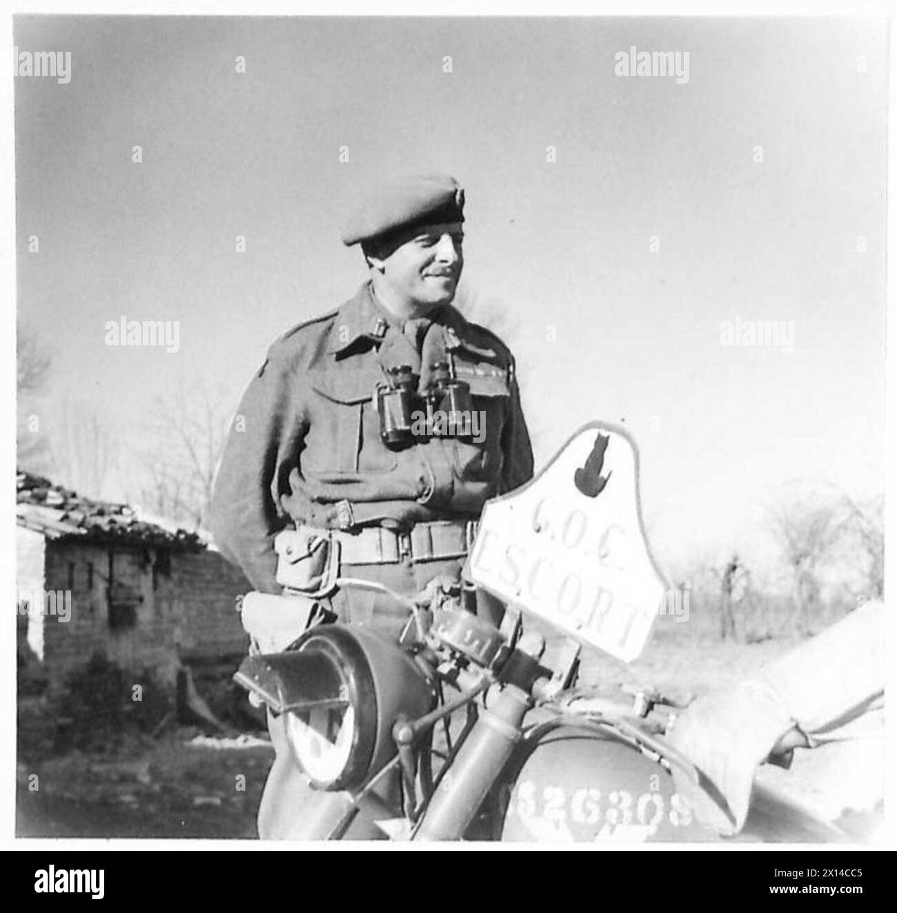 DIE BRITISCHE ARMEE IN NORDAFRIKA, SIZILIEN, ITALIEN, DEM BALKAN UND ÖSTERREICH 1942-1946 - Generalmajor J. Y. Whitfield, DSO und Bar, OBE., mit Stabsmitgliedern. Dazu gehören:- Lieut. Powell of Isle of Wight General Whitfield's A.D.C. L/CPL. Gutteridge of Ashuambruan, York : GOC's Escort DVR. H. Smith aus Chessington, Surrey, Sgmn. König von Holsworthy, Devon British Army Stockfoto